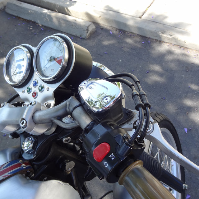 Triumph Front Master Cylinder Cover smooth black installation