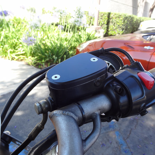 Triumph Front Master Cylinder Cover smooth black installation