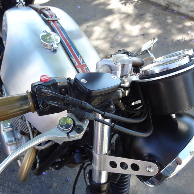 Triumph Front Master Cylinder Cover smooth black installation