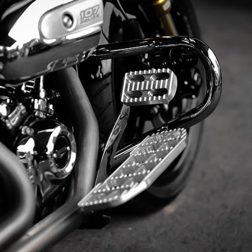 Black CNC Edge Cut Driver Stretched Floorboards For Harley Touring